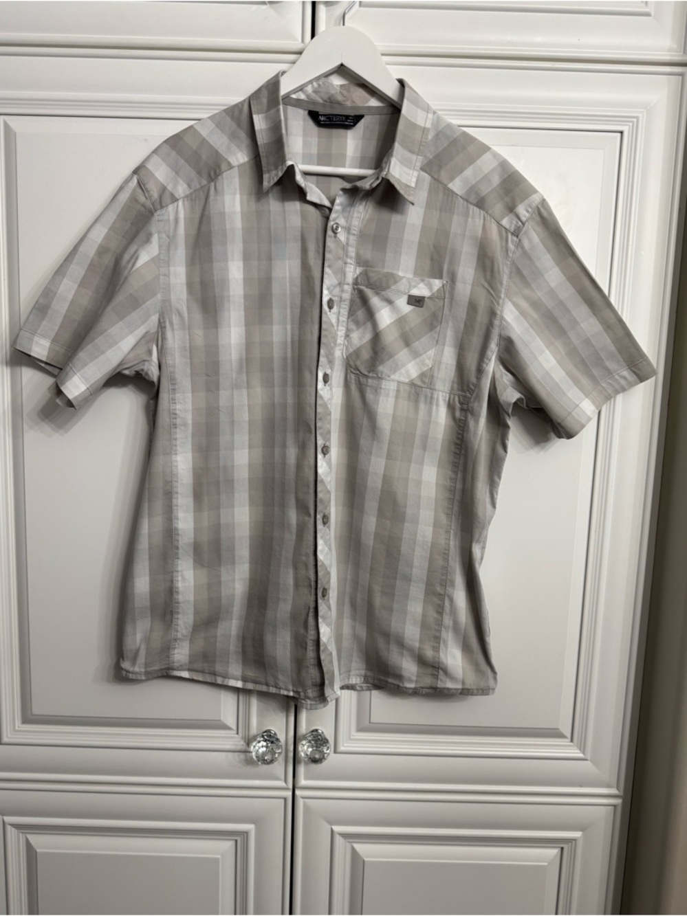 Arc’teryx Men’s Size Large Casual Short Sleeve Button Down Shirt Cream/Tan Check